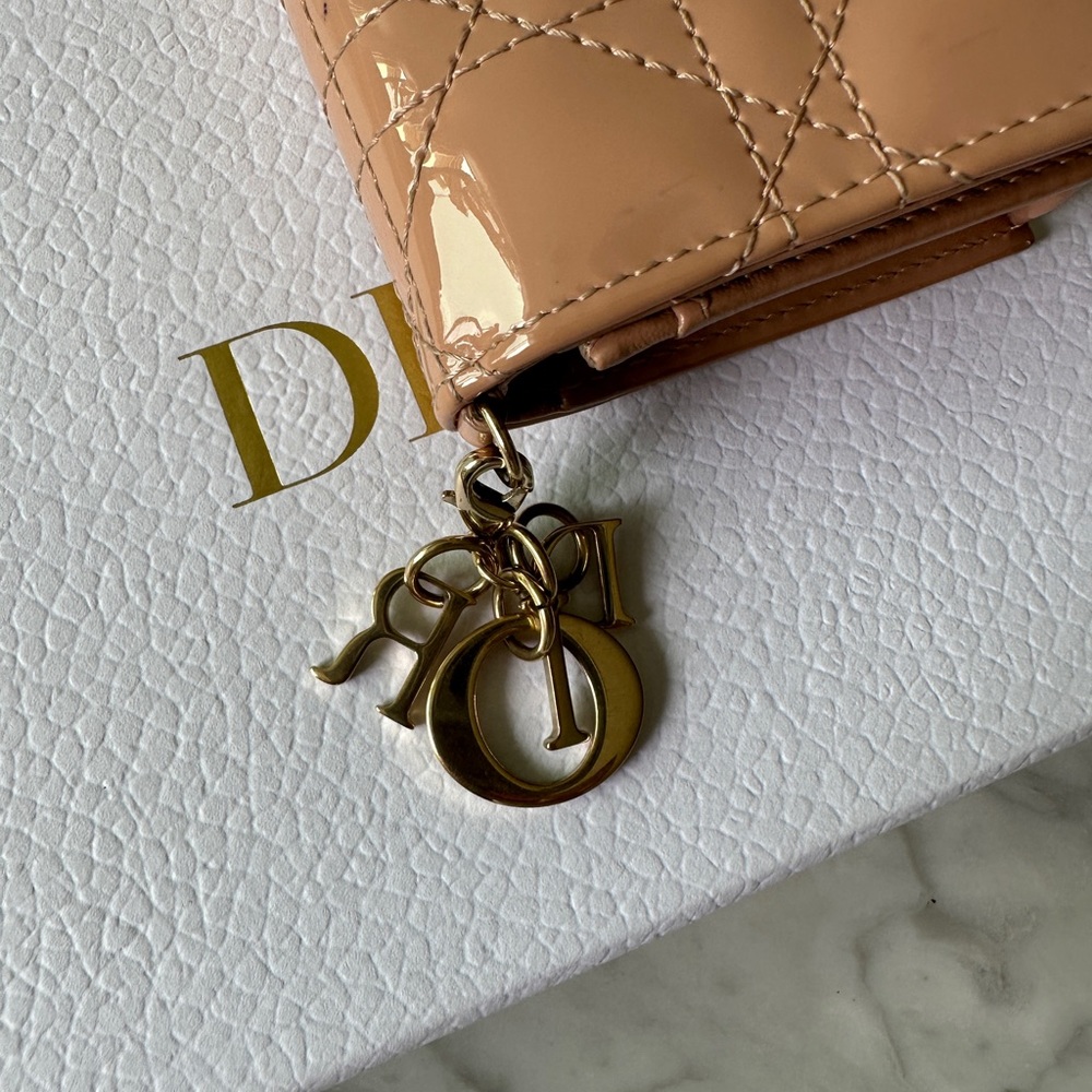 LADY DIOR FLAP CARD HOLDER in Rose Des Vents Patent Cannage Calfskin - Picture 7 of 11